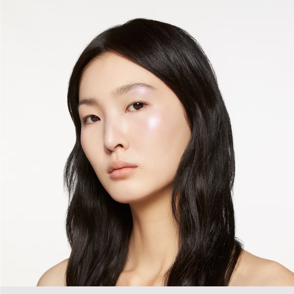 Gucci Glow Highlighter Pressed Powder in Frosted Lilac. - Picture 9 of 12